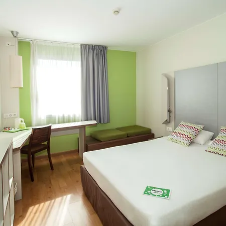 Travelodge Bcn Cornella Fira 3* 코르네야 데 요브레가뜨