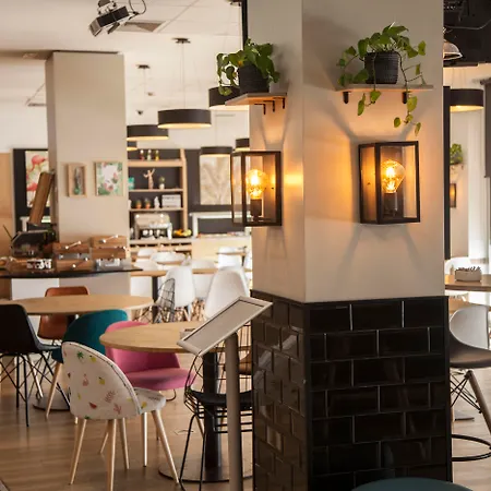 Travelodge Bcn Cornella Fira 酒店 3*