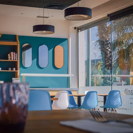 Travelodge Bcn Cornella Fira 3* 科尔内拉德罗布雷加特