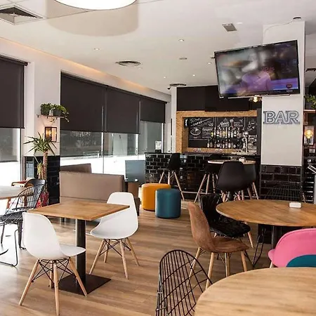 Travelodge Bcn Cornella Fira 3* 코르네야 데 요브레가뜨
