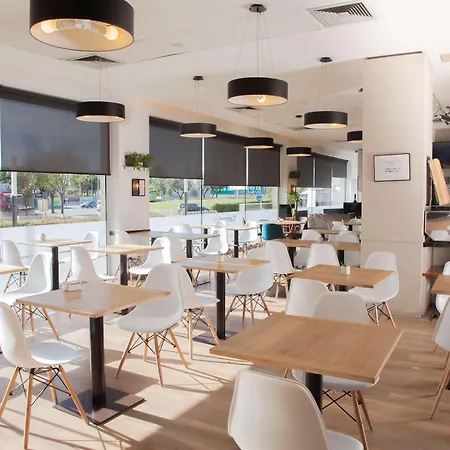 Travelodge Bcn Cornella Fira 코르네야 데 요브레가뜨