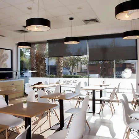 Travelodge Bcn Cornella Fira 코르네야 데 요브레가뜨