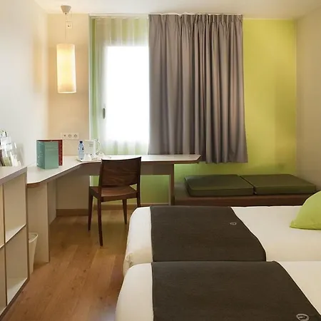 Travelodge Bcn Cornella Fira 3* 科尔内拉德罗布雷加特