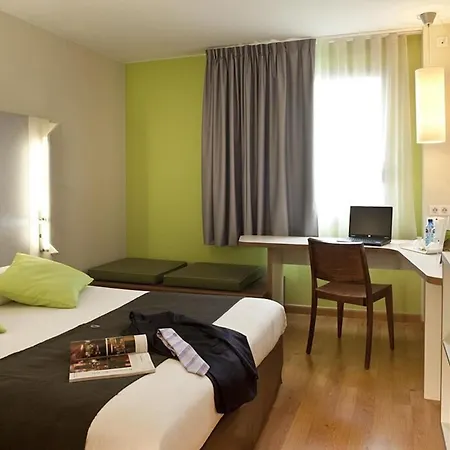 Travelodge Bcn Cornella Fira 3* 科尔内拉德罗布雷加特