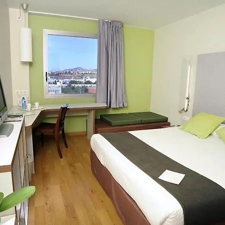 Travelodge Bcn Cornella Fira מלון 3*